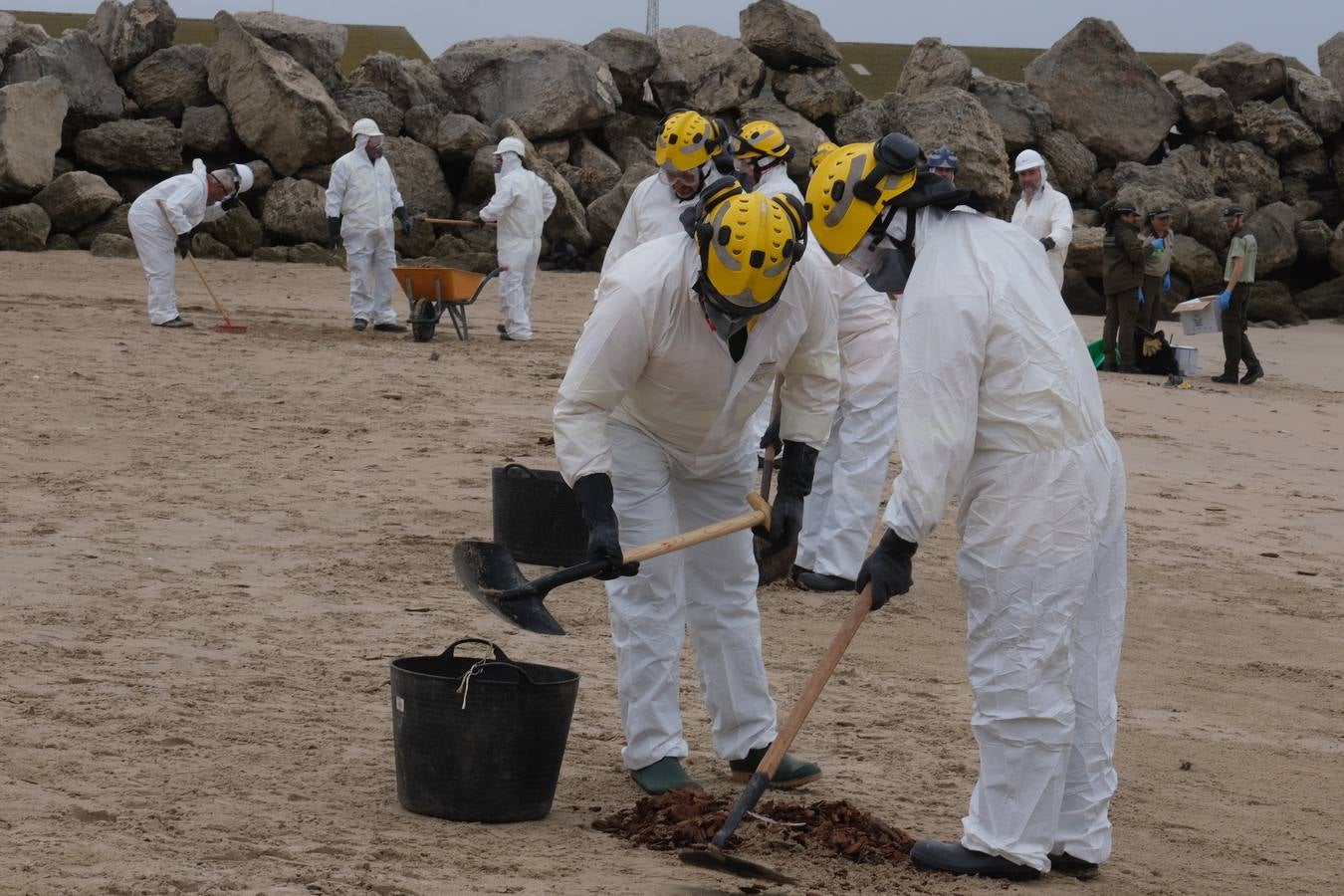 El Puerto se prepara para combatir un vertido de 3.000 toneladas de fueloil