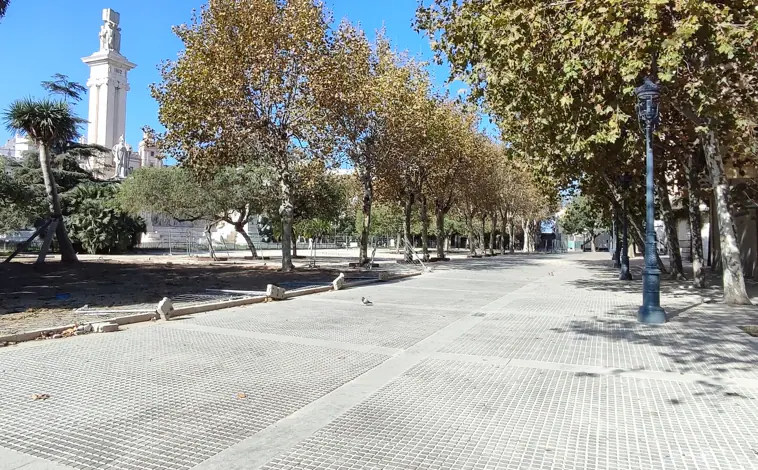 Imagen principal - La Plaza de España, a la espera de la conquista del peatón