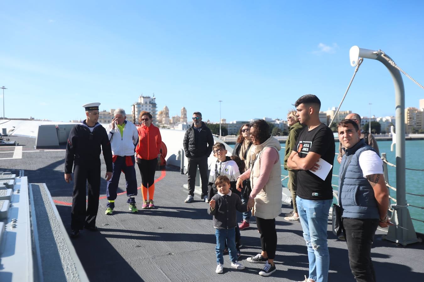 Jornada de puertas abiertas en la fragata Méndez Núñez