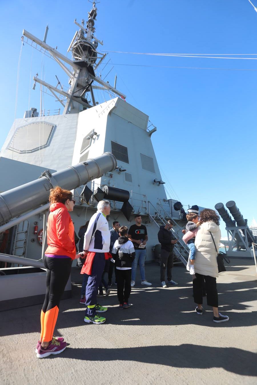 Jornada de puertas abiertas en la fragata Méndez Núñez