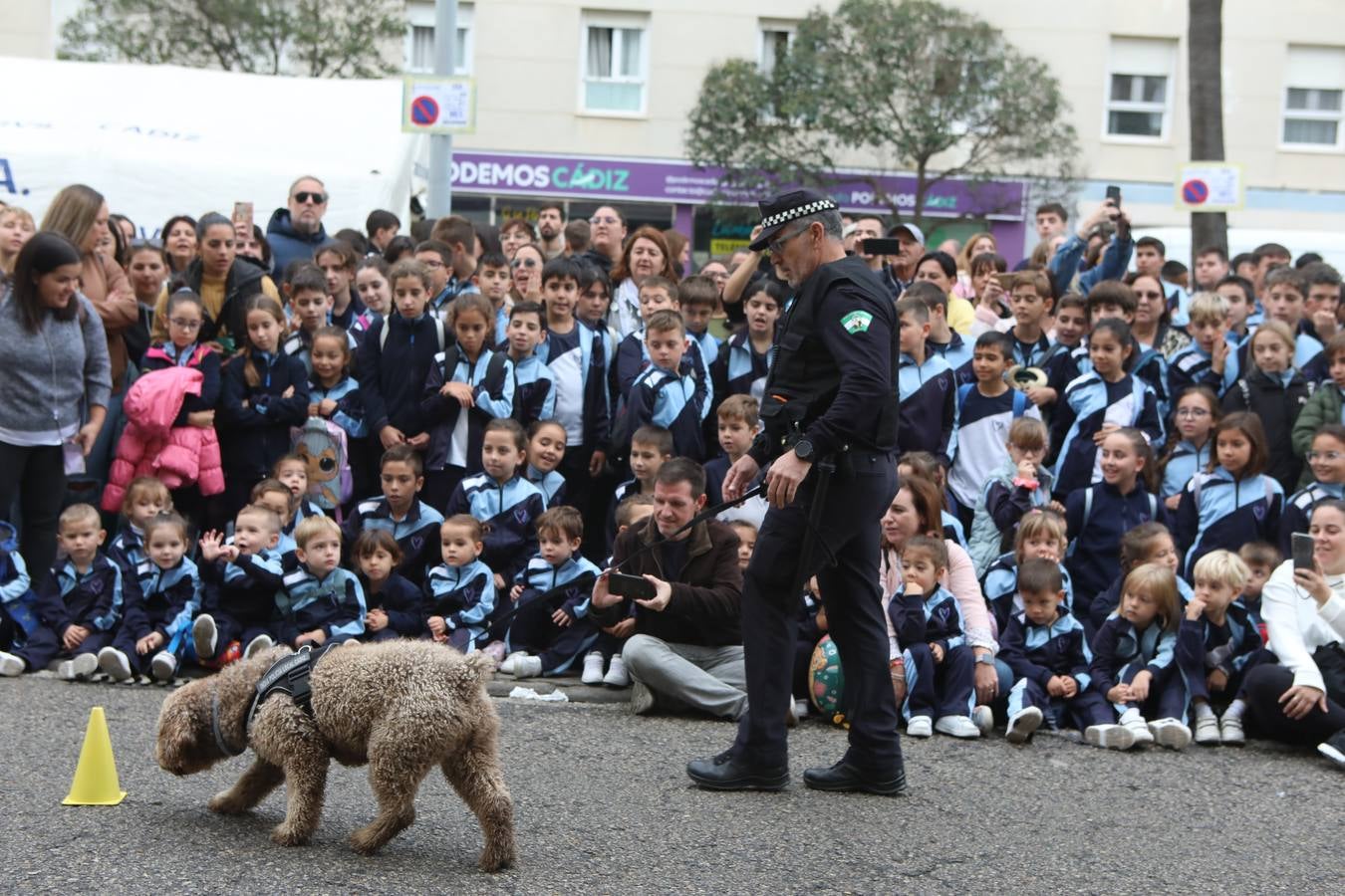 Fotos: Exhibición de los cuerpos de seguridad con motivo del Día Internacional del Niño