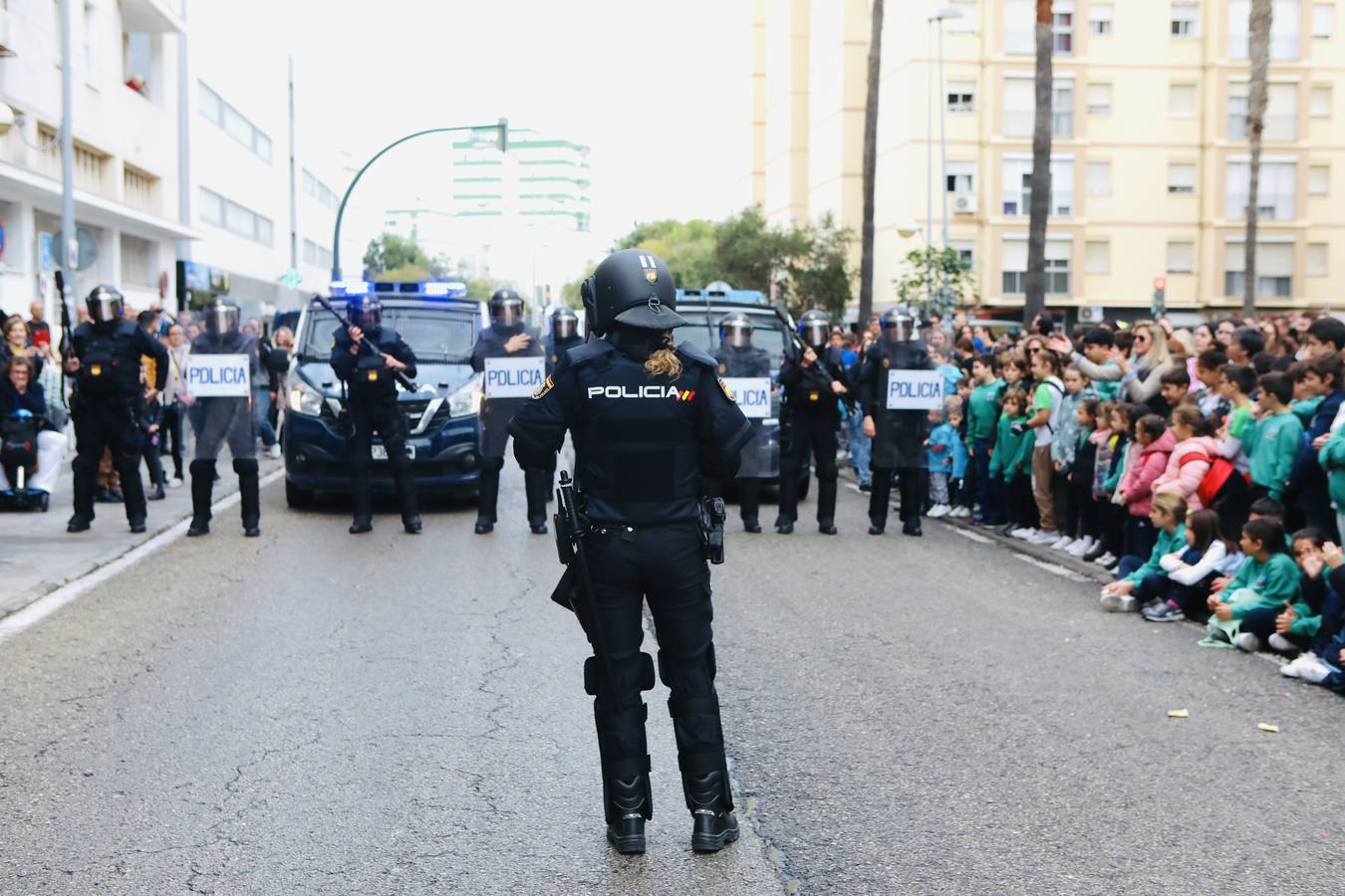 Fotos: Exhibición de los cuerpos de seguridad con motivo del Día Internacional del Niño