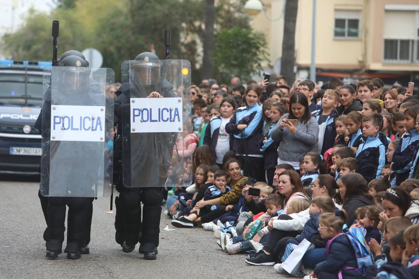 Fotos: Exhibición de los cuerpos de seguridad con motivo del Día Internacional del Niño