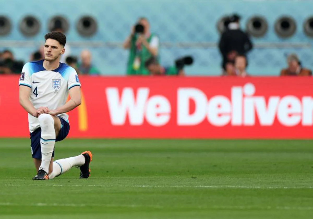 El futbolista Declan Rice, rodilla en tierra antes del inicio del Inglaterra-Irán de este lunes en Catar.