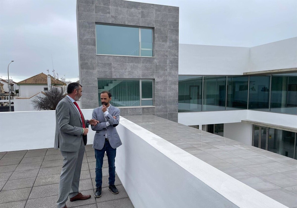 Javier Pizarro y Víctor Mora, visitando el centro de salud de La Dehesilla, en Sanlúcar
