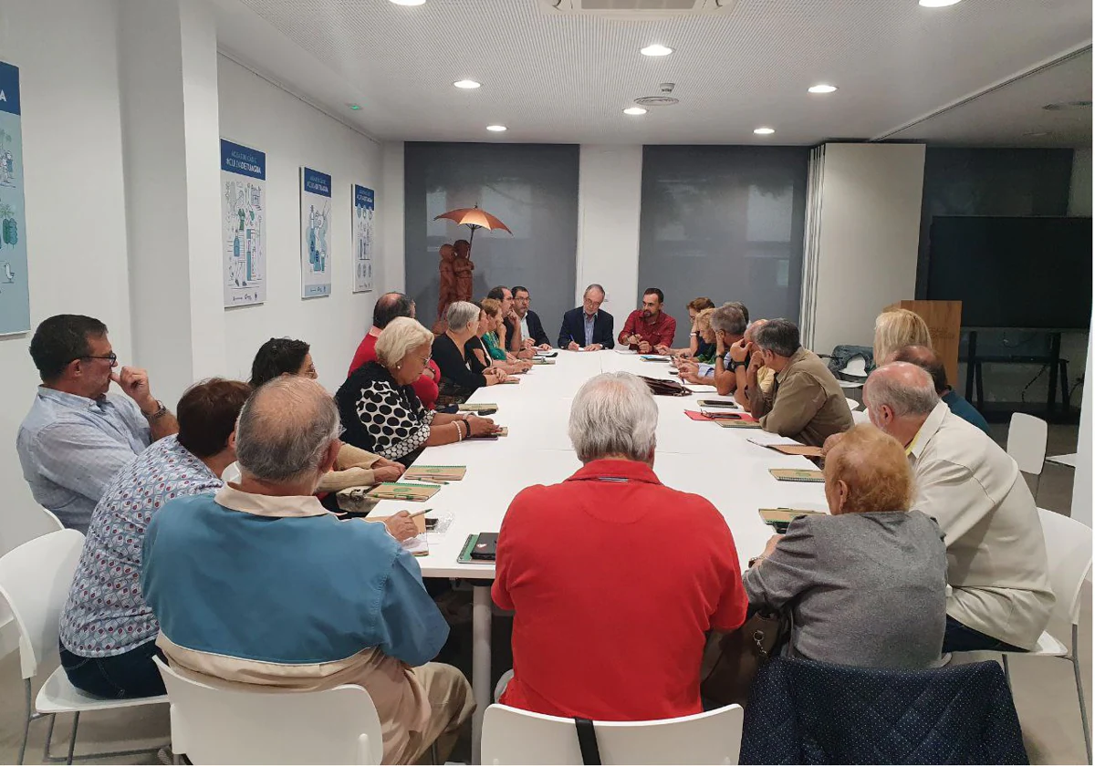 Reunión del presidente de Eléctrica de Cádiz con los vecinos.