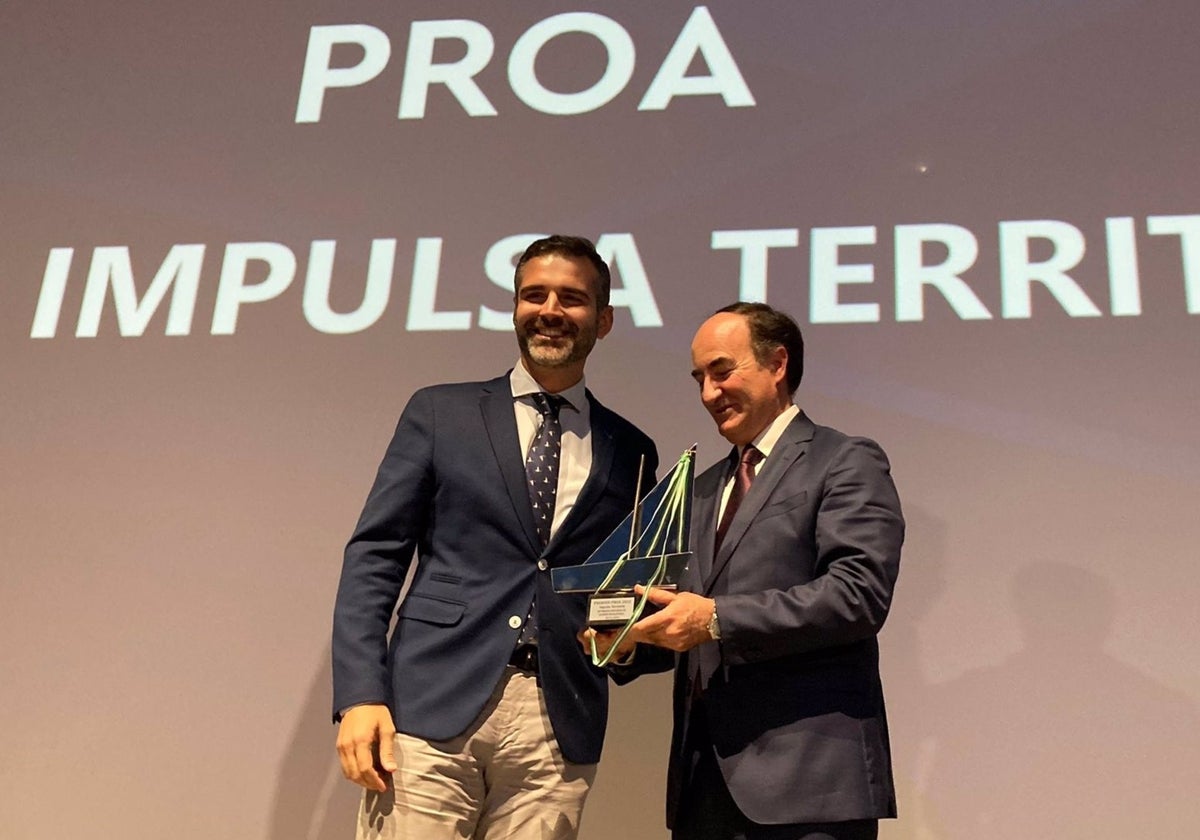 El presidente del Puerto de Algeciras, Gerardo Landaluce, recogiendo el Premio Impulsa Territorio de manos del Consejero de Sostenibilidad, Medio Ambiente y Economía Azul, Ramón Fernández-Pacheco.