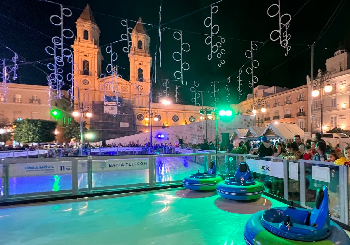 Inaugurada el tobogán y la pista de hielo en San Antonio.