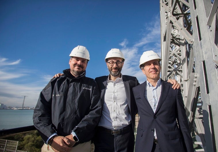 Endesa conecta los nuevos cables de alta tensión de las torres de la bahía de Cádiz