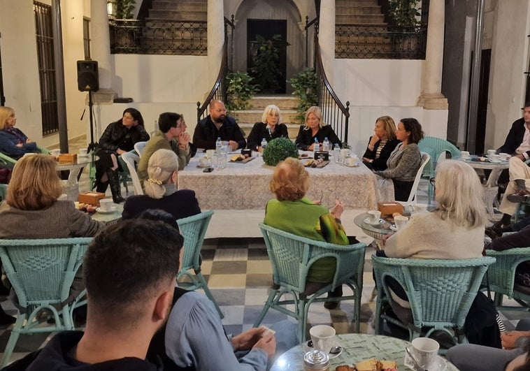 Teófila Martínez protagoniza un encuentro informativo organizado por el PP de El Puerto con motivo del 25N