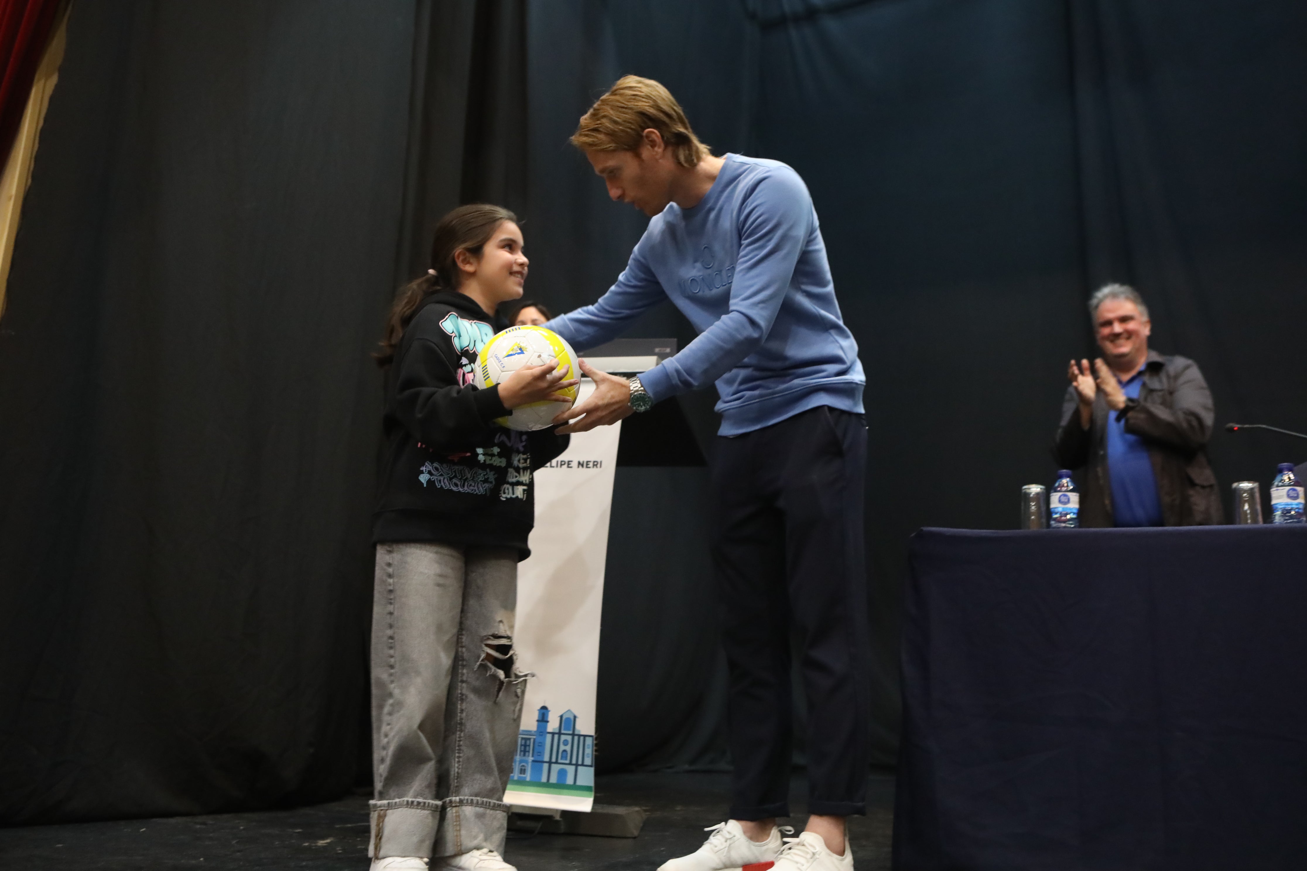 Fotos: Entrega de diplomas del programa TEI a los alumnos de San Felipe Neri