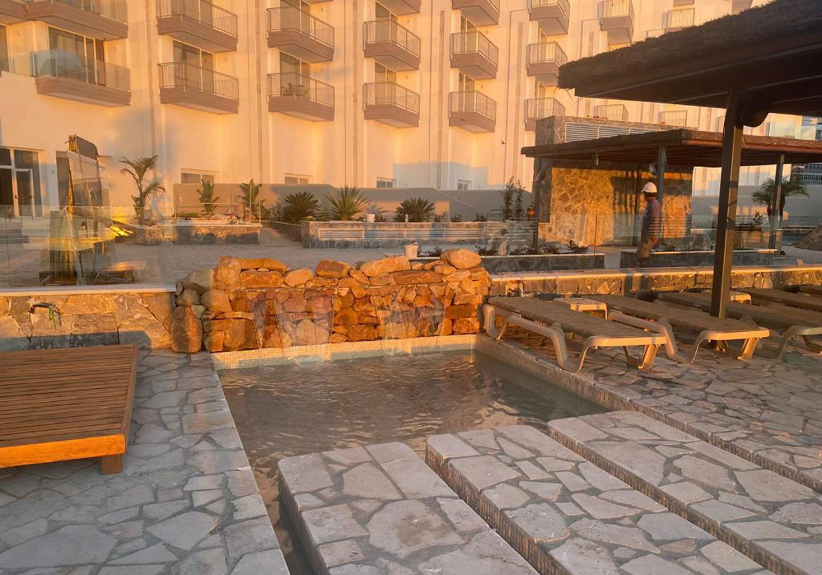 Imagen de la terraza el nuevo hotel Cádiz Bahía, antigua residencia del Tiempo LIbre.