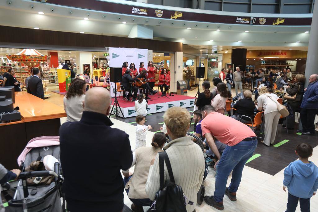 Fotos: El Corte Inglés de Cádiz enciende sus luces navideñas