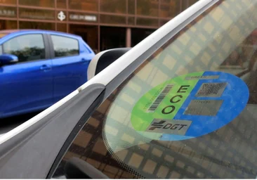 En enero de 2023 llegan las nuevas etiquetas obligatorias de la DGT: consulta si tu coche podrá o no circular por ciudad