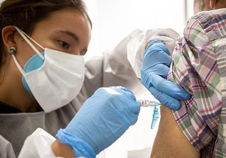 La vacunación ante la covid se relaja en la provincia y los expertos piden precaución en Navidad
