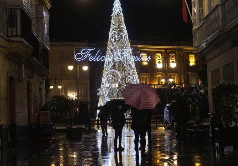 La lluvia obliga a suspender la inauguración del alumbrado de Navidad en Cádiz