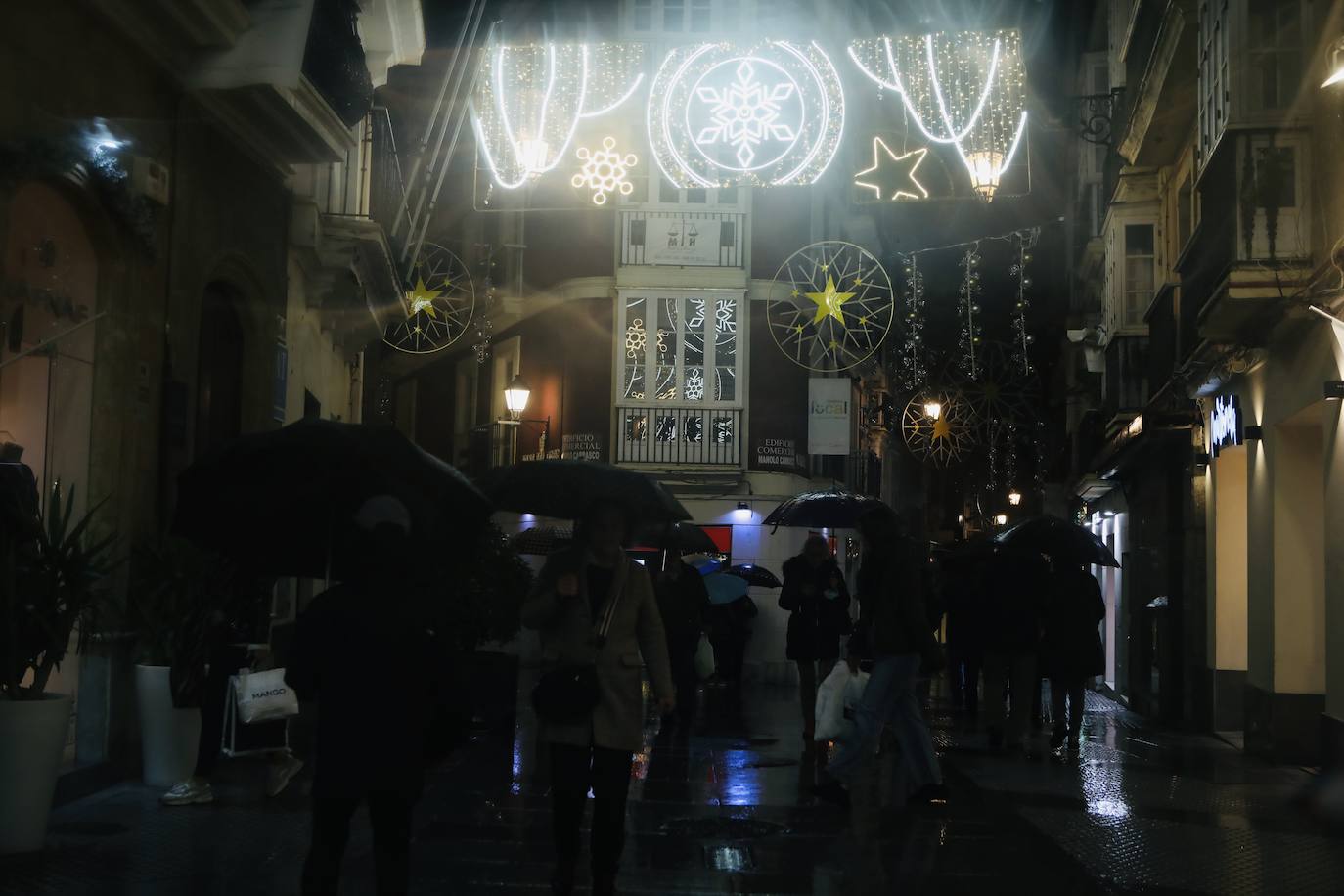 Fotos: El alumbrado navideño de Cádiz se queda a medias