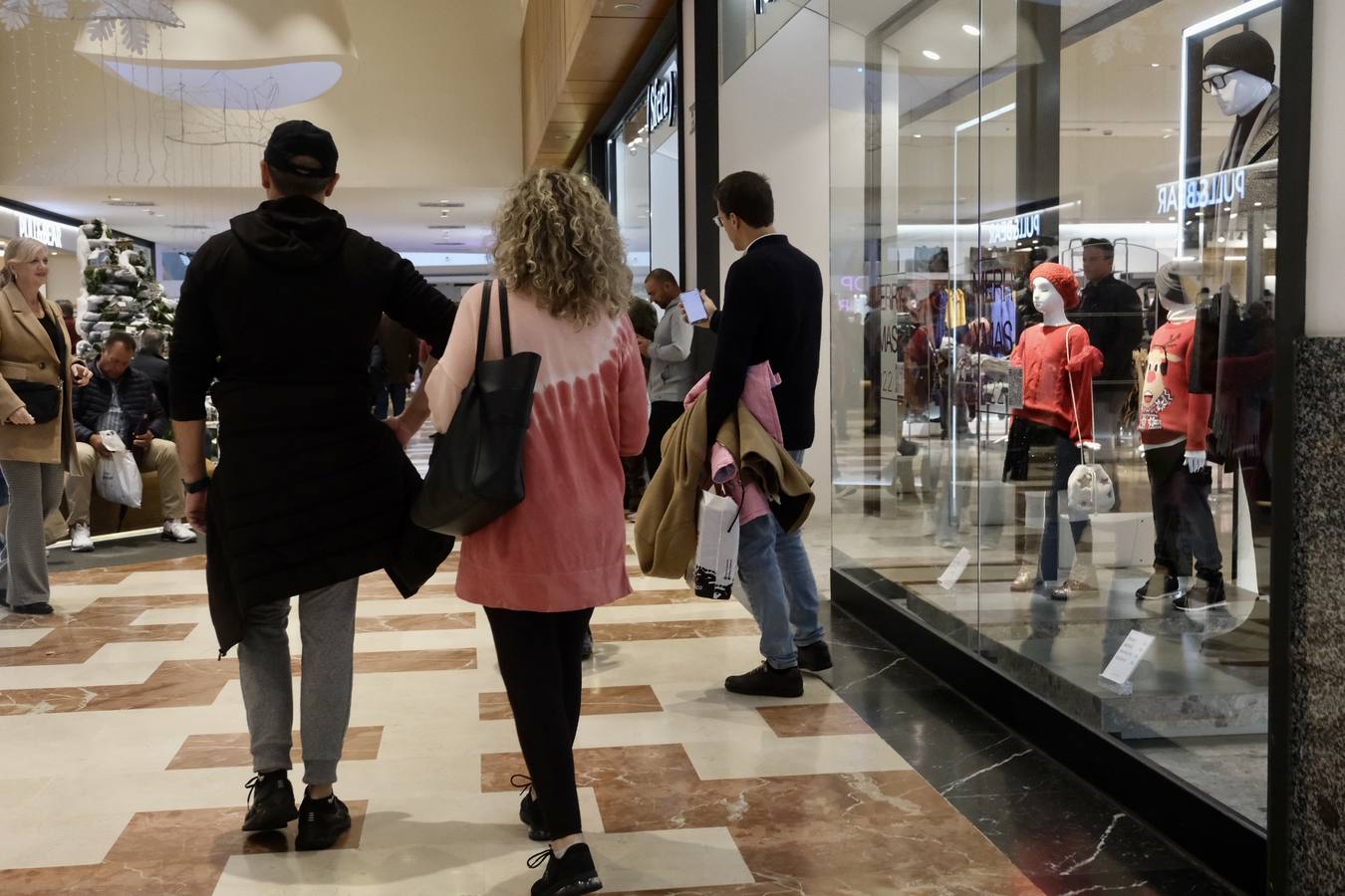 Fotos: Día festivo de lleno en los centros comerciales de la provincia