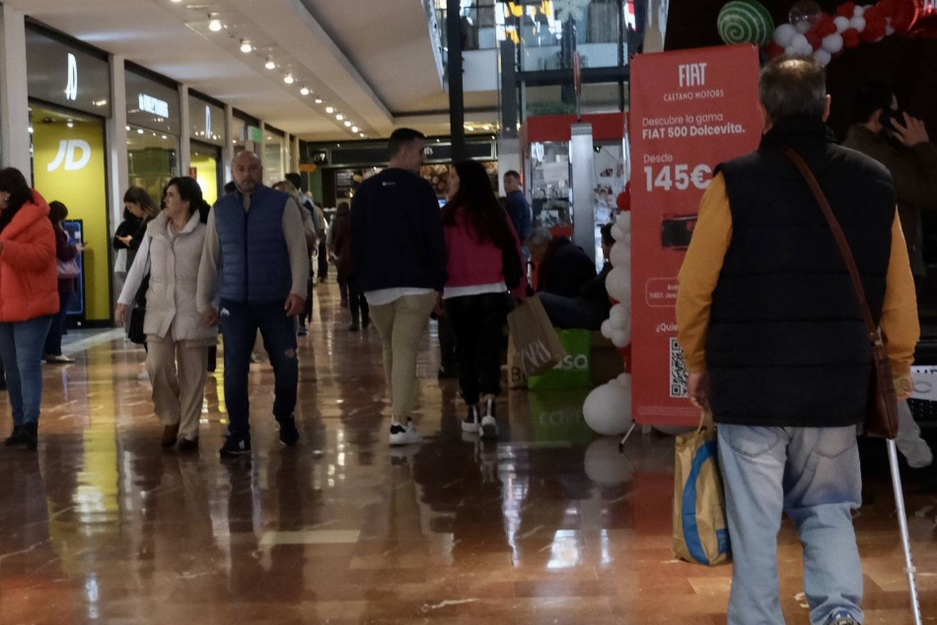 Fotos: Día festivo de lleno en los centros comerciales de la provincia