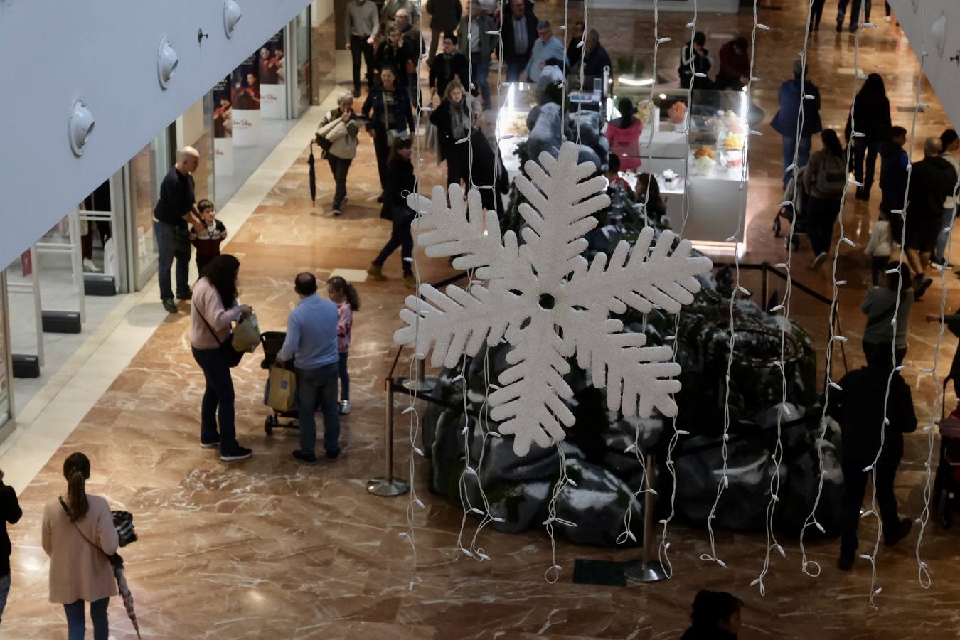 Fotos: Día festivo de lleno en los centros comerciales de la provincia