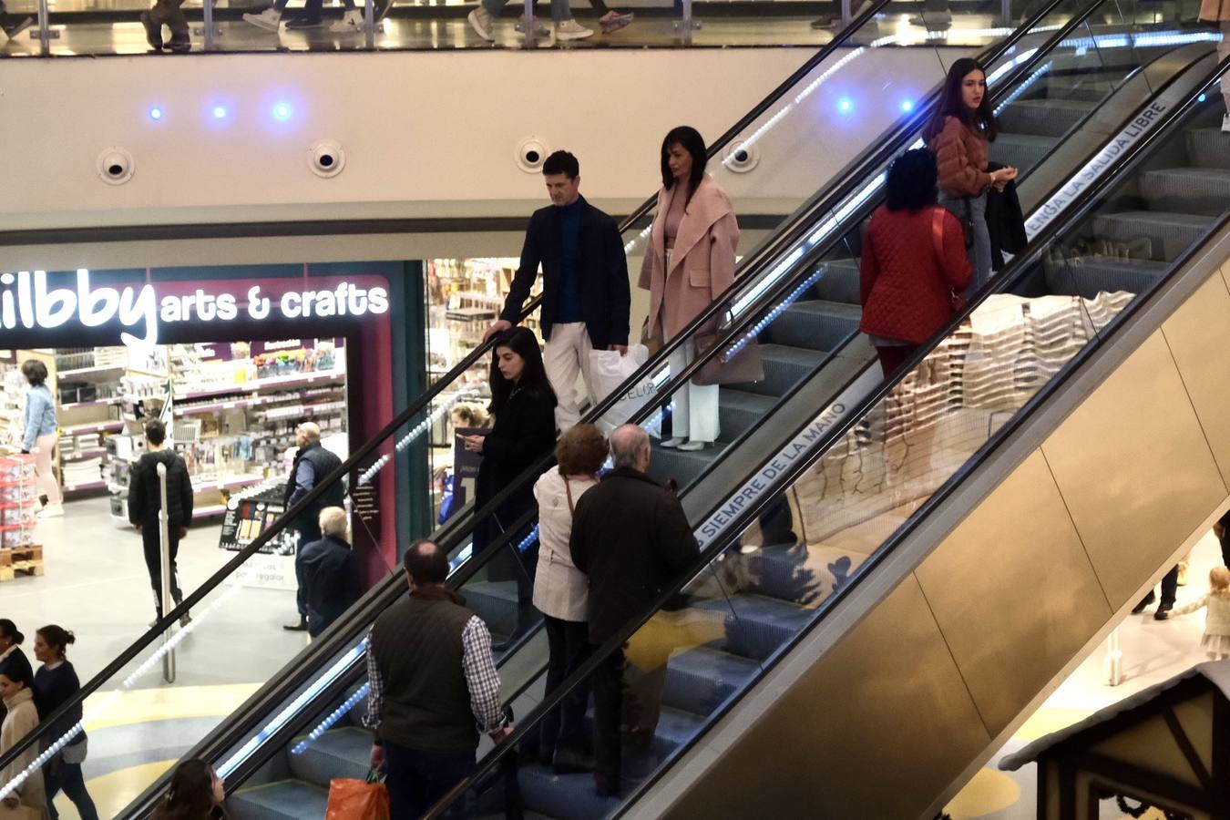 Fotos: Día festivo de lleno en los centros comerciales de la provincia