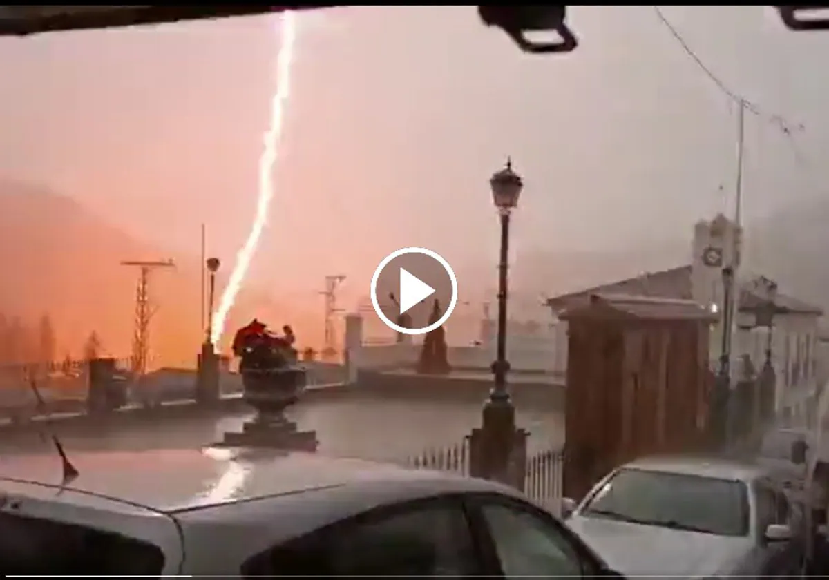 Un gran rayo cae en Benamahoma, Cádiz, y tiñe el cielo de rojo causando un gran estruendo en la localidad
