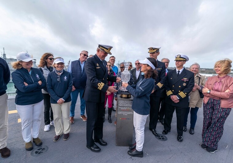 Las embajadoras de la Solheim Cup visitan el buque Juan Carlos I