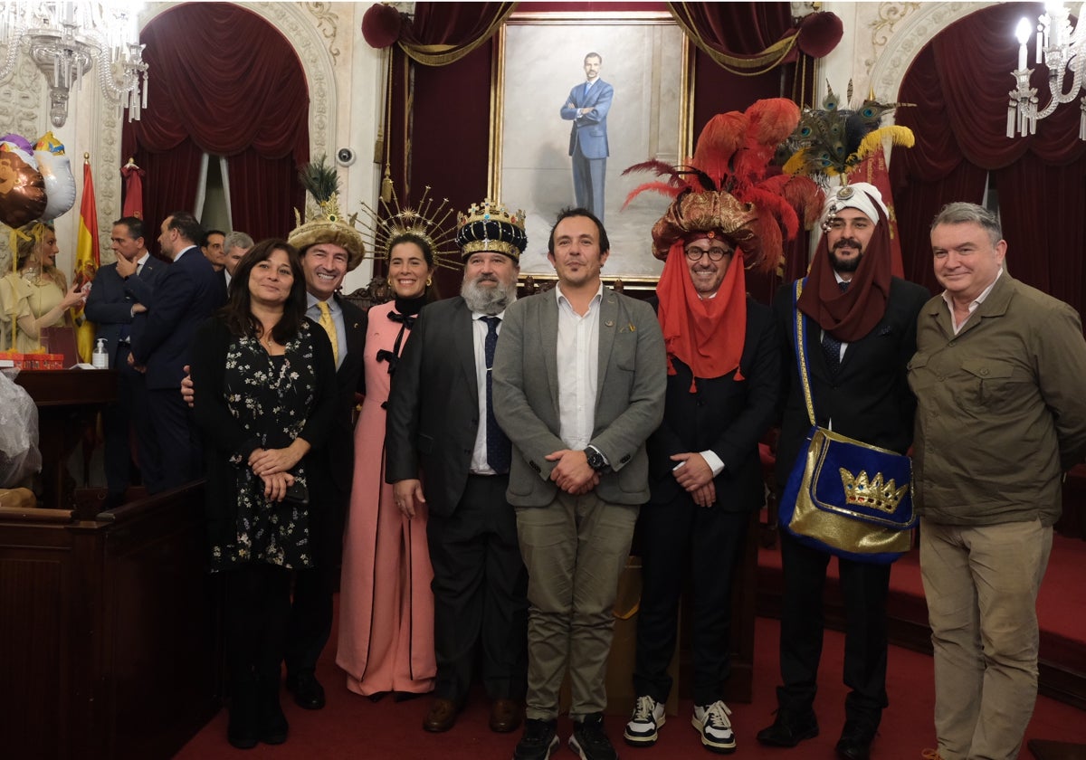 Fotos: el traspaso de coronas de los Reyes Magos de Cádiz