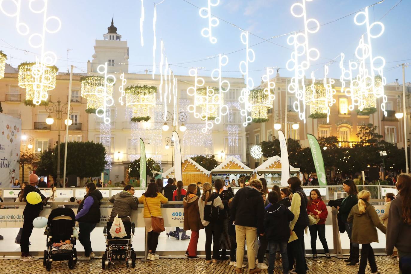 Vídeo: La gran nevada inaugura la Navidad de Cádiz