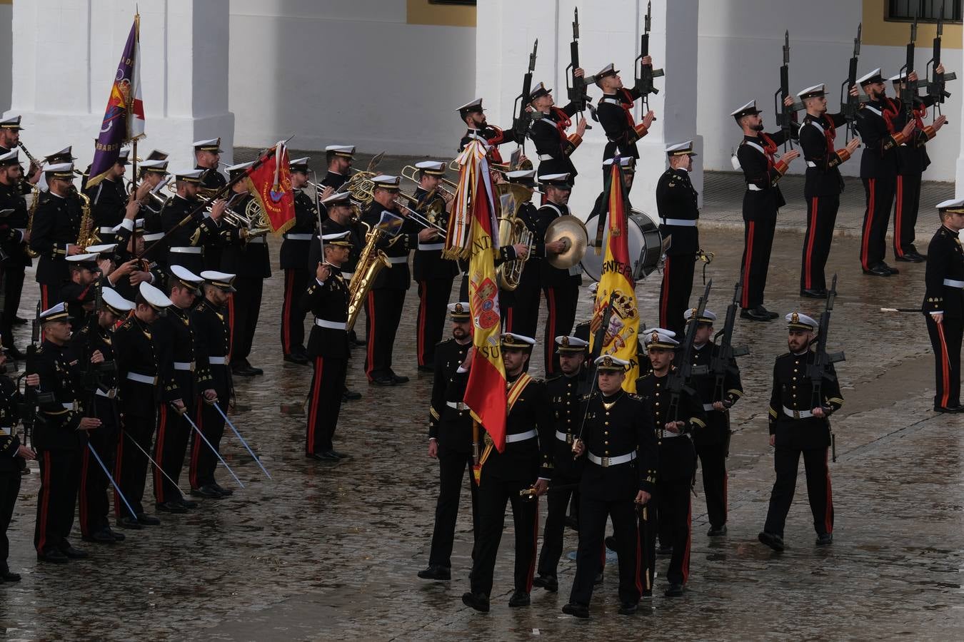 Fotos: las imágenes de la visita del rey Felipe VI al TEAR de San Fernando