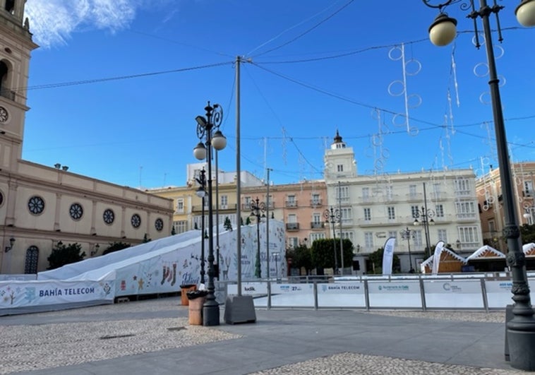 La gran nevada y la pista de hielo en San Antonio abren la Navidad en Cádiz