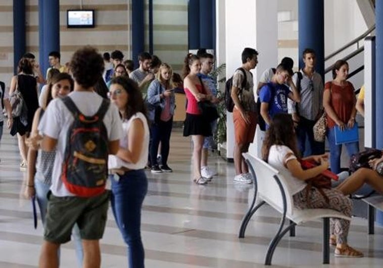 Estos son los alumnos que recibirán una beca de 2.500 euros en el curso 2023-2024