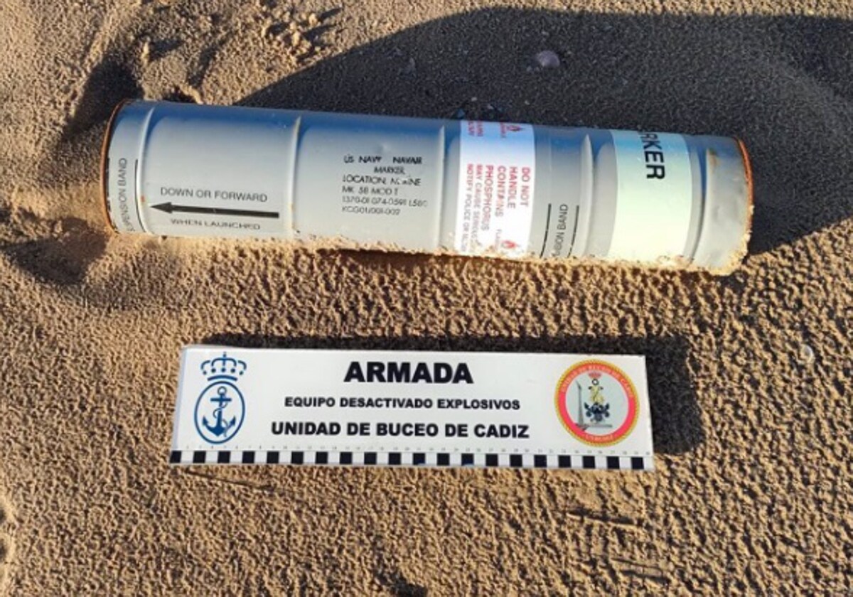 Localizado un proyectil y una bengala de fósforo en la playa de Camposoto