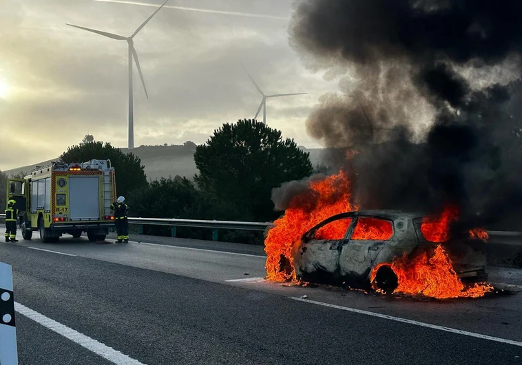 Un coche sale ardiendo en un accidente en la autovía de Los Barrios, Cádiz