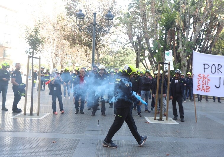 Sindicatos de bomberos insisten en que falta personal y defienden su protesta en Diputación