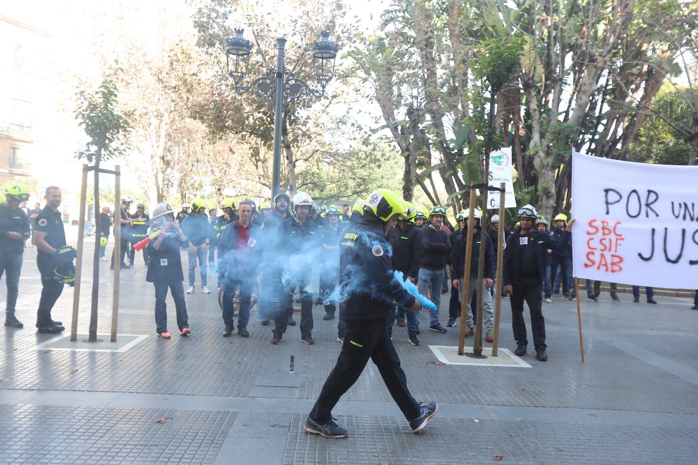 Vídeo y fotos: la protesta de los bomberos en Cádiz