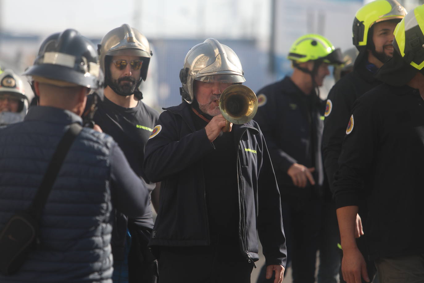Vídeo y fotos: la protesta de los bomberos en Cádiz