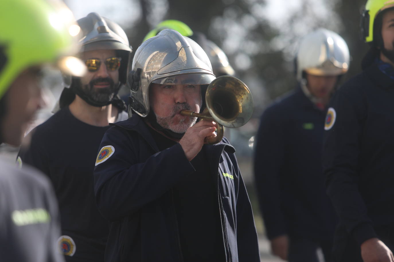 Vídeo y fotos: la protesta de los bomberos en Cádiz