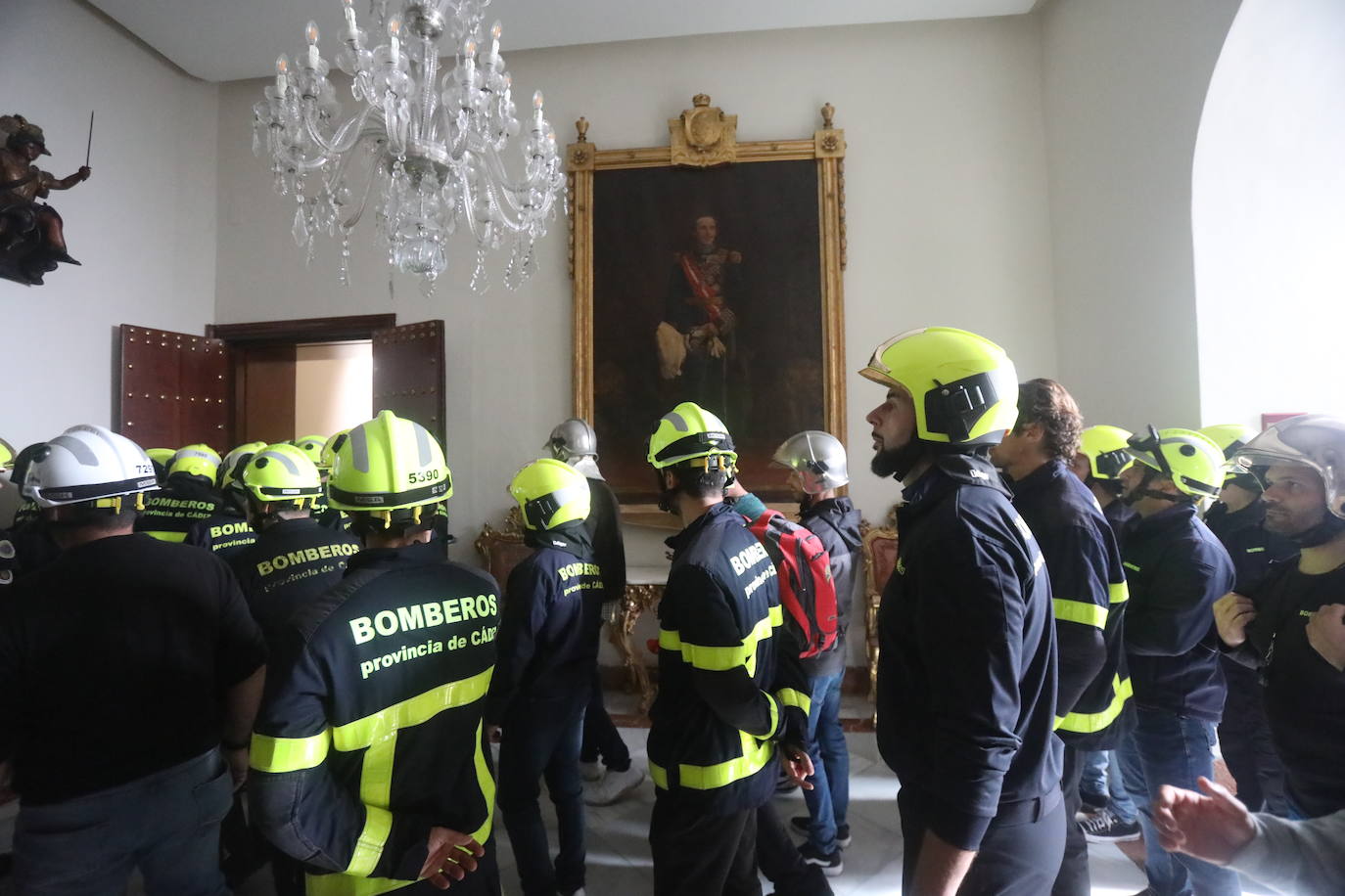 Vídeo y fotos: la protesta de los bomberos en Cádiz