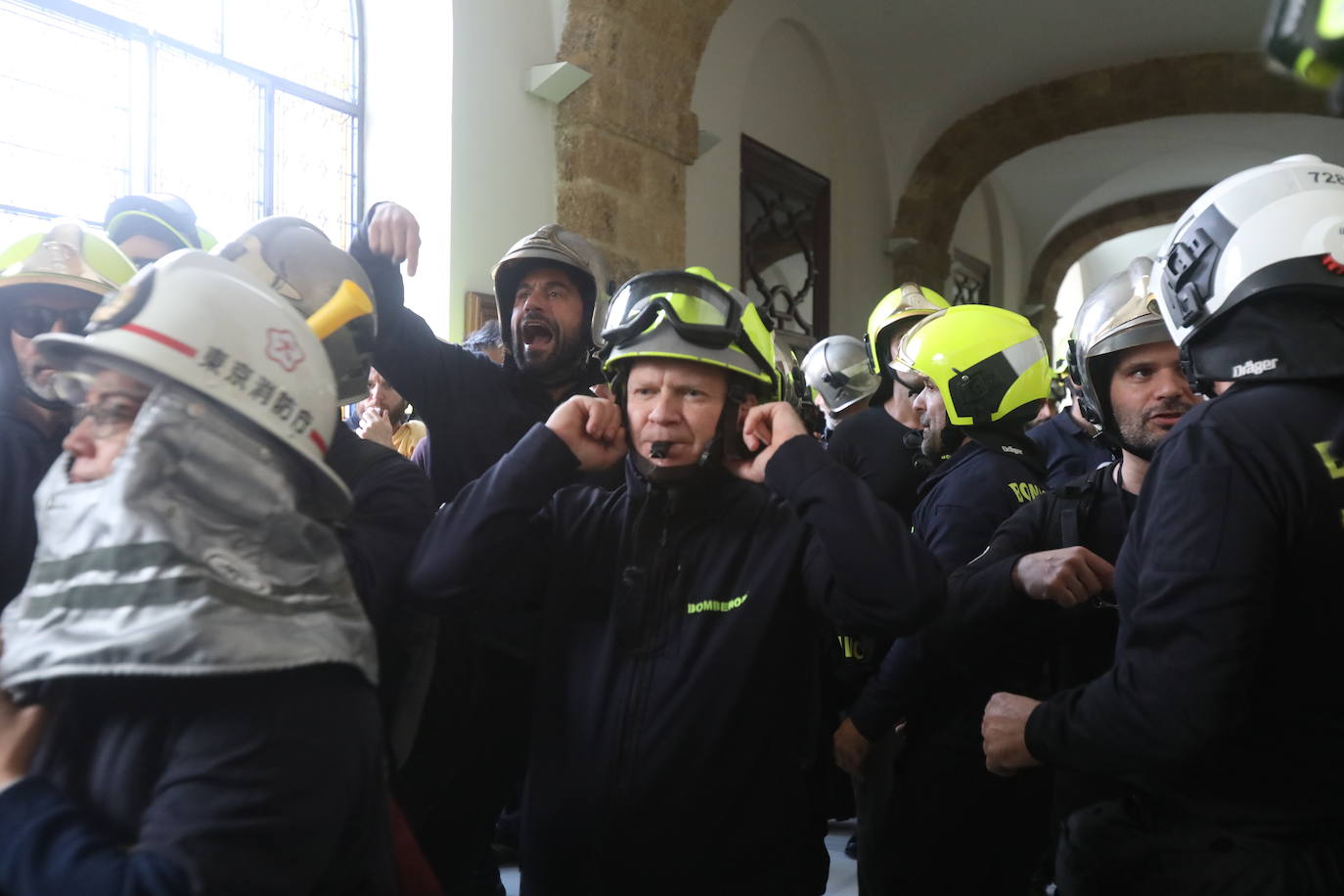 Vídeo y fotos: la protesta de los bomberos en Cádiz