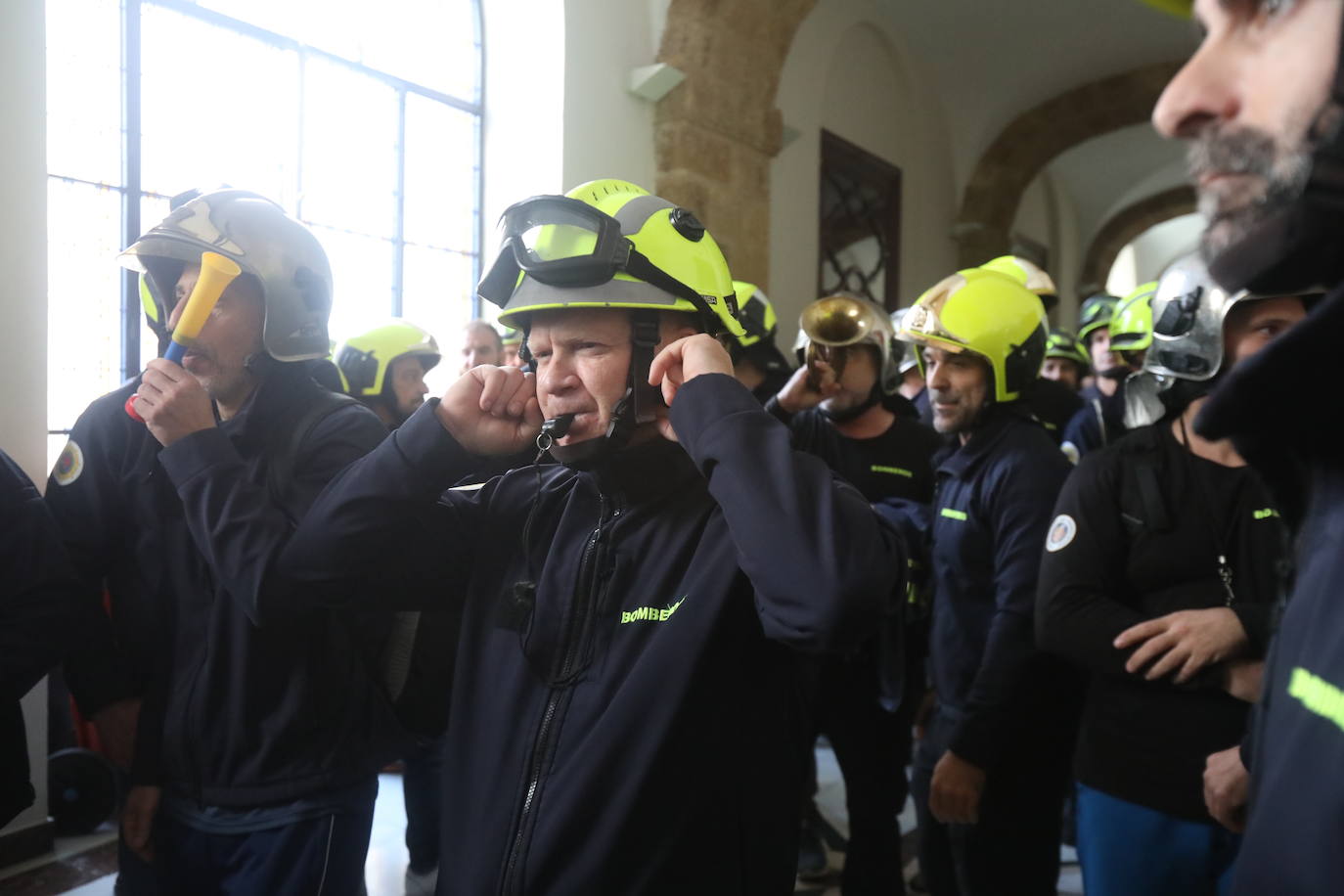 Vídeo y fotos: la protesta de los bomberos en Cádiz