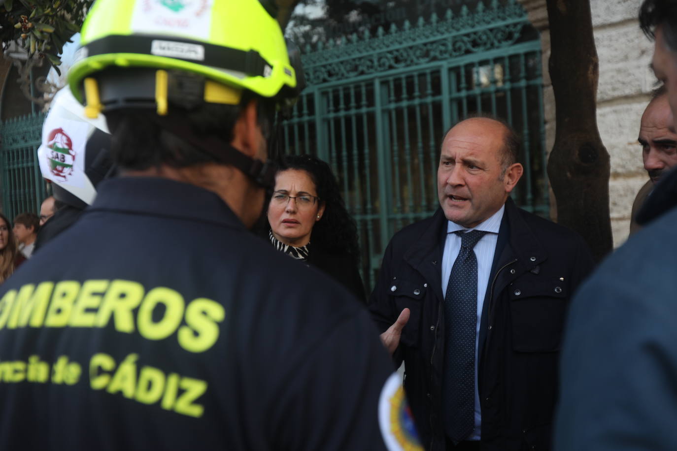 Vídeo y fotos: la protesta de los bomberos en Cádiz