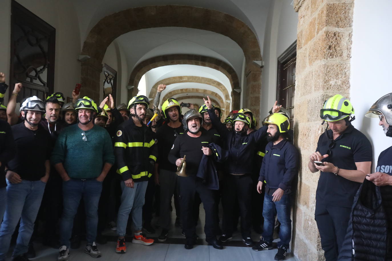 Vídeo y fotos: la protesta de los bomberos en Cádiz