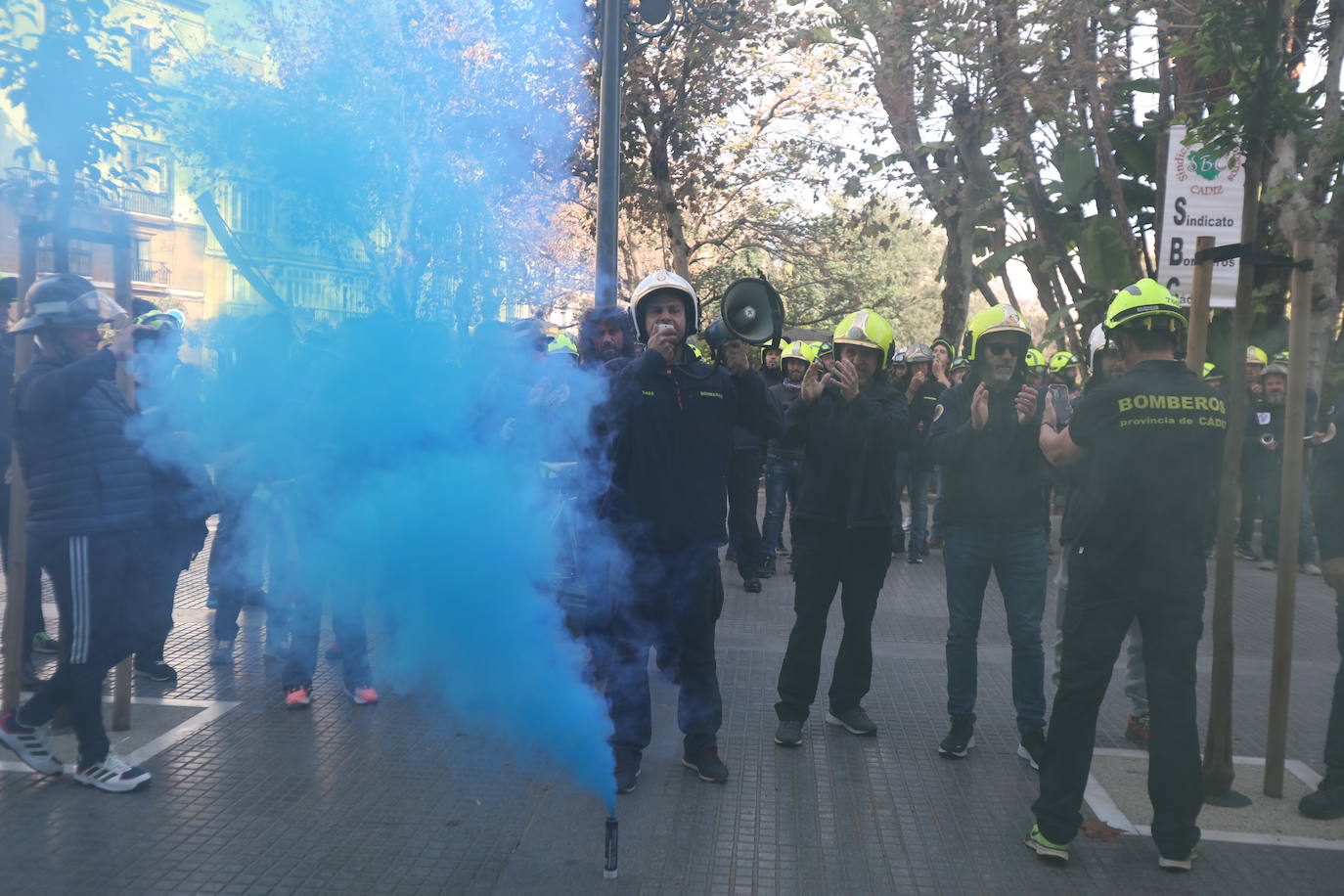 Vídeo y fotos: la protesta de los bomberos en Cádiz