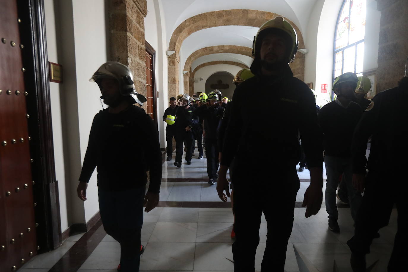 Vídeo y fotos: la protesta de los bomberos en Cádiz