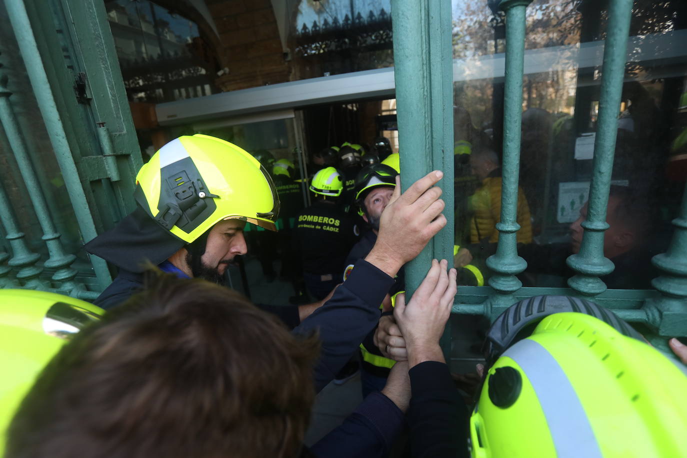 Vídeo y fotos: la protesta de los bomberos en Cádiz