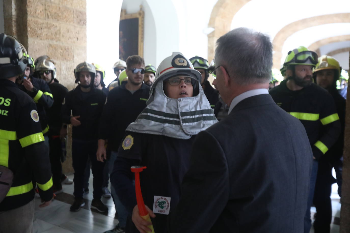 Vídeo y fotos: la protesta de los bomberos en Cádiz