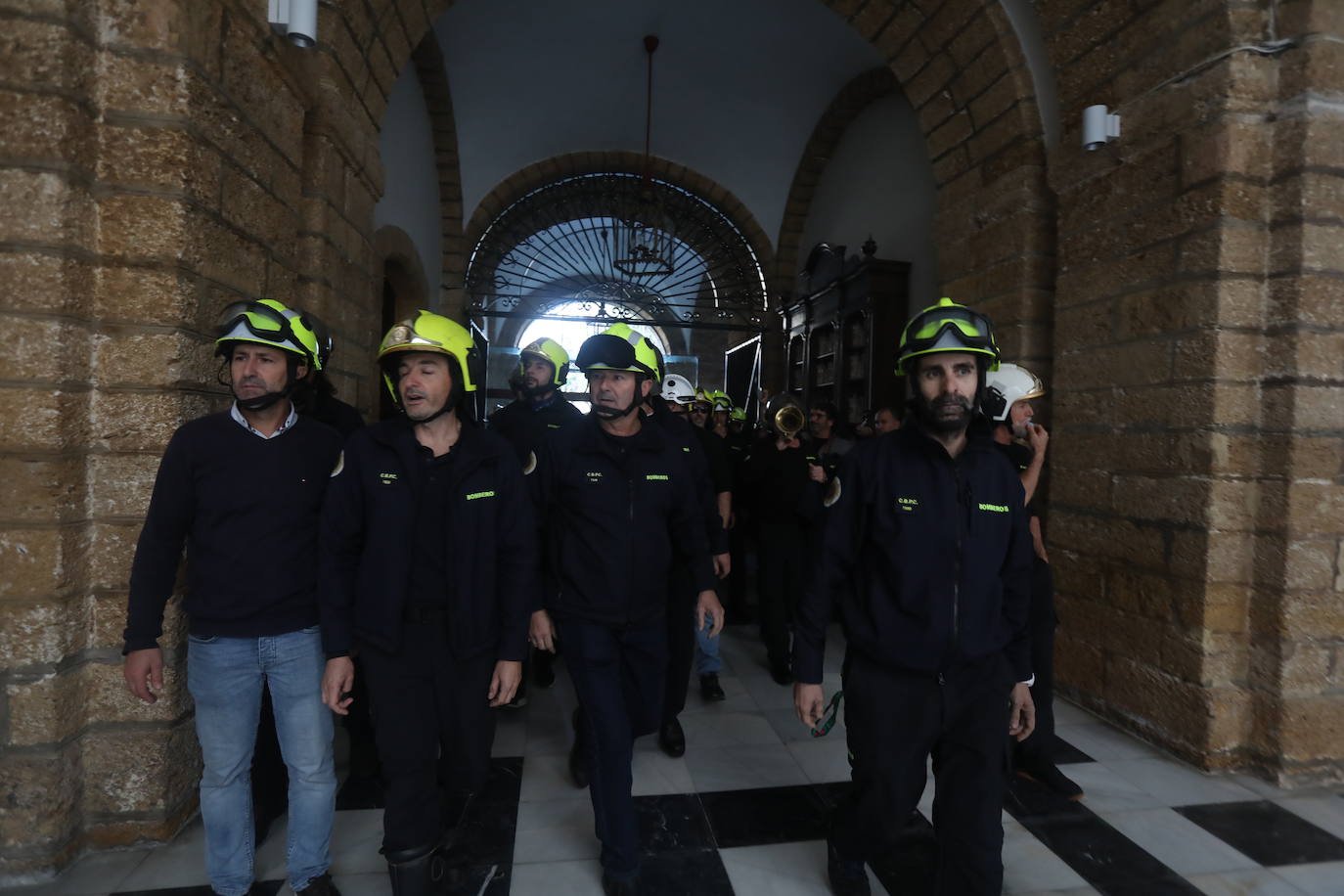 Vídeo y fotos: la protesta de los bomberos en Cádiz