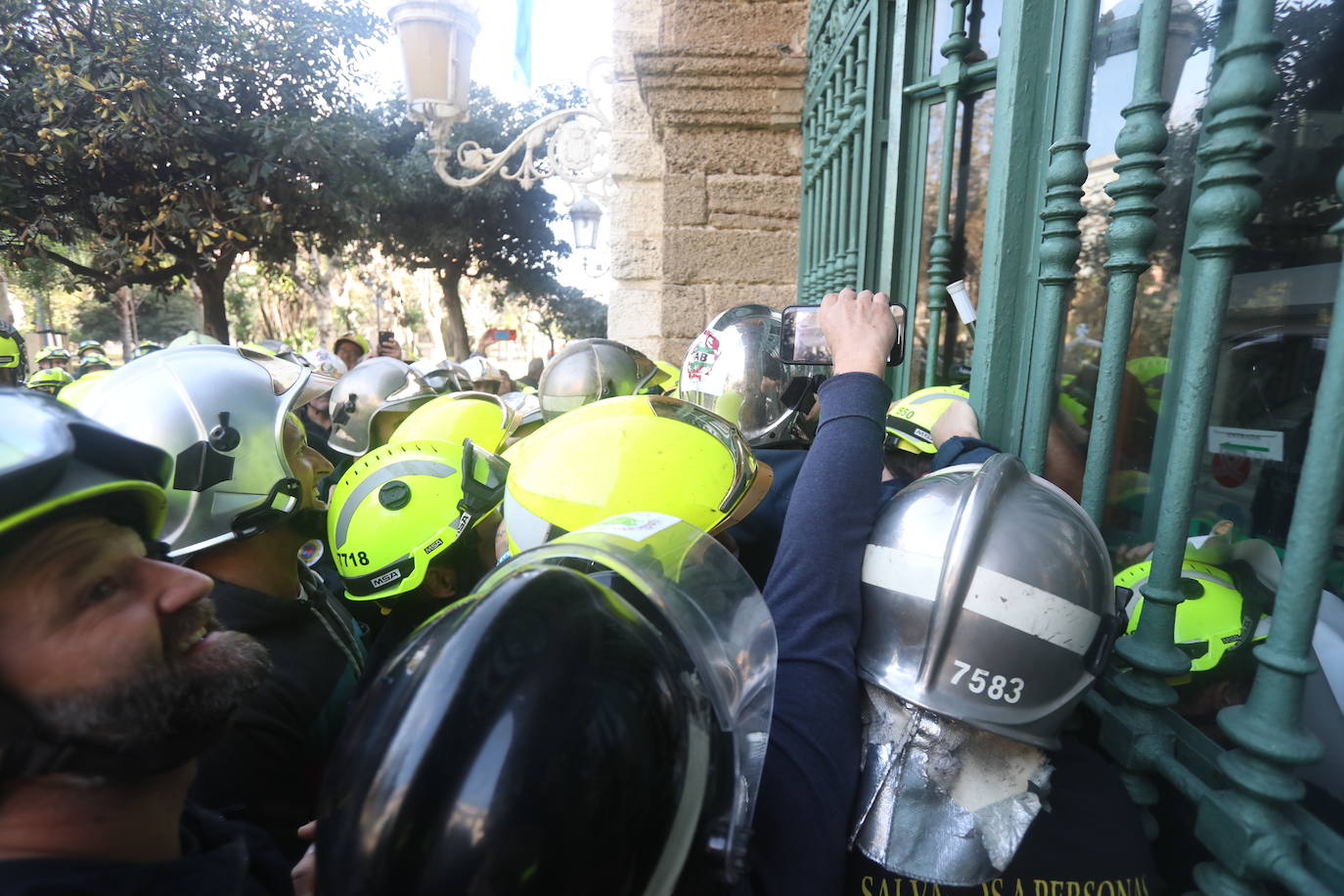 Vídeo y fotos: la protesta de los bomberos en Cádiz
