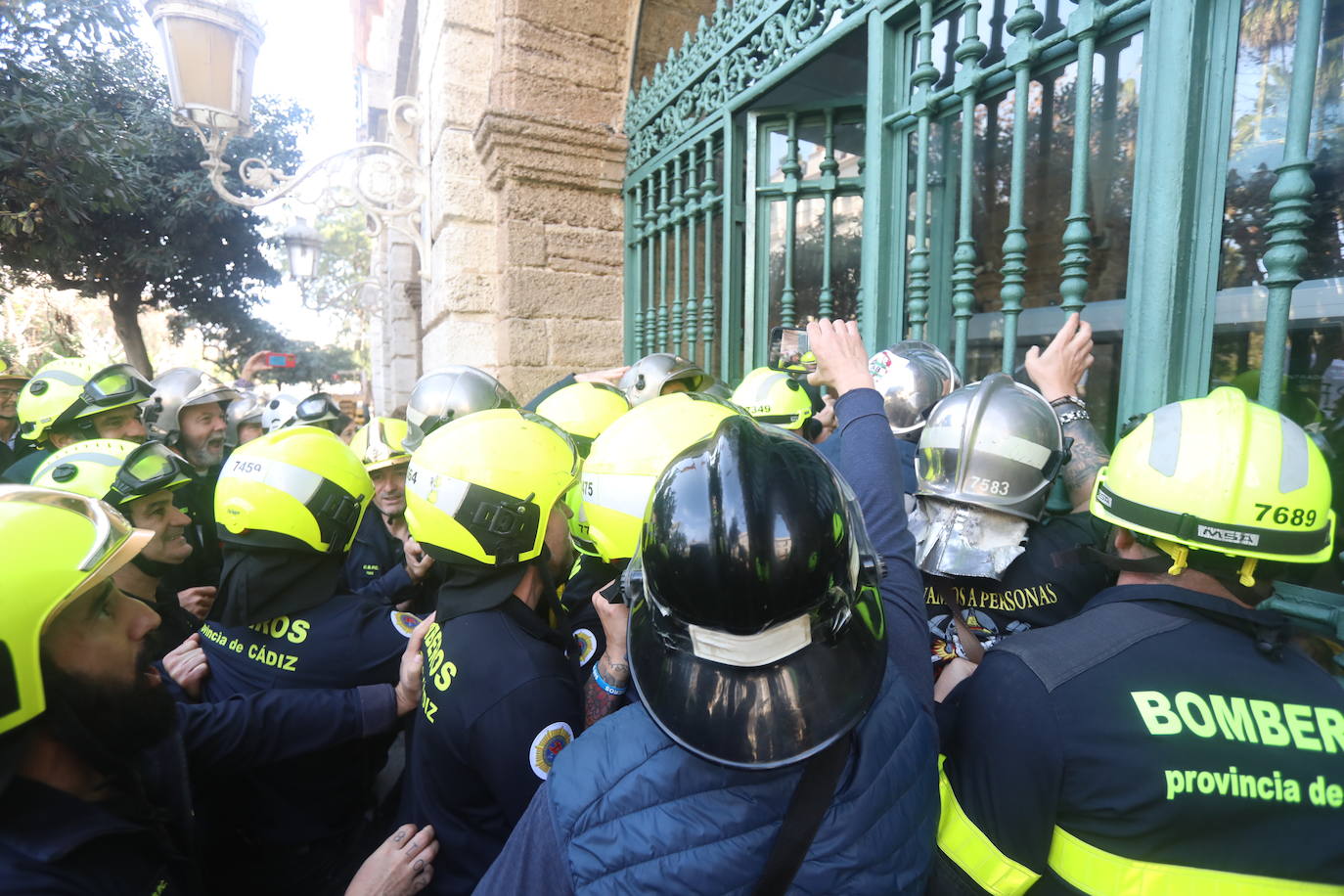 Vídeo y fotos: la protesta de los bomberos en Cádiz